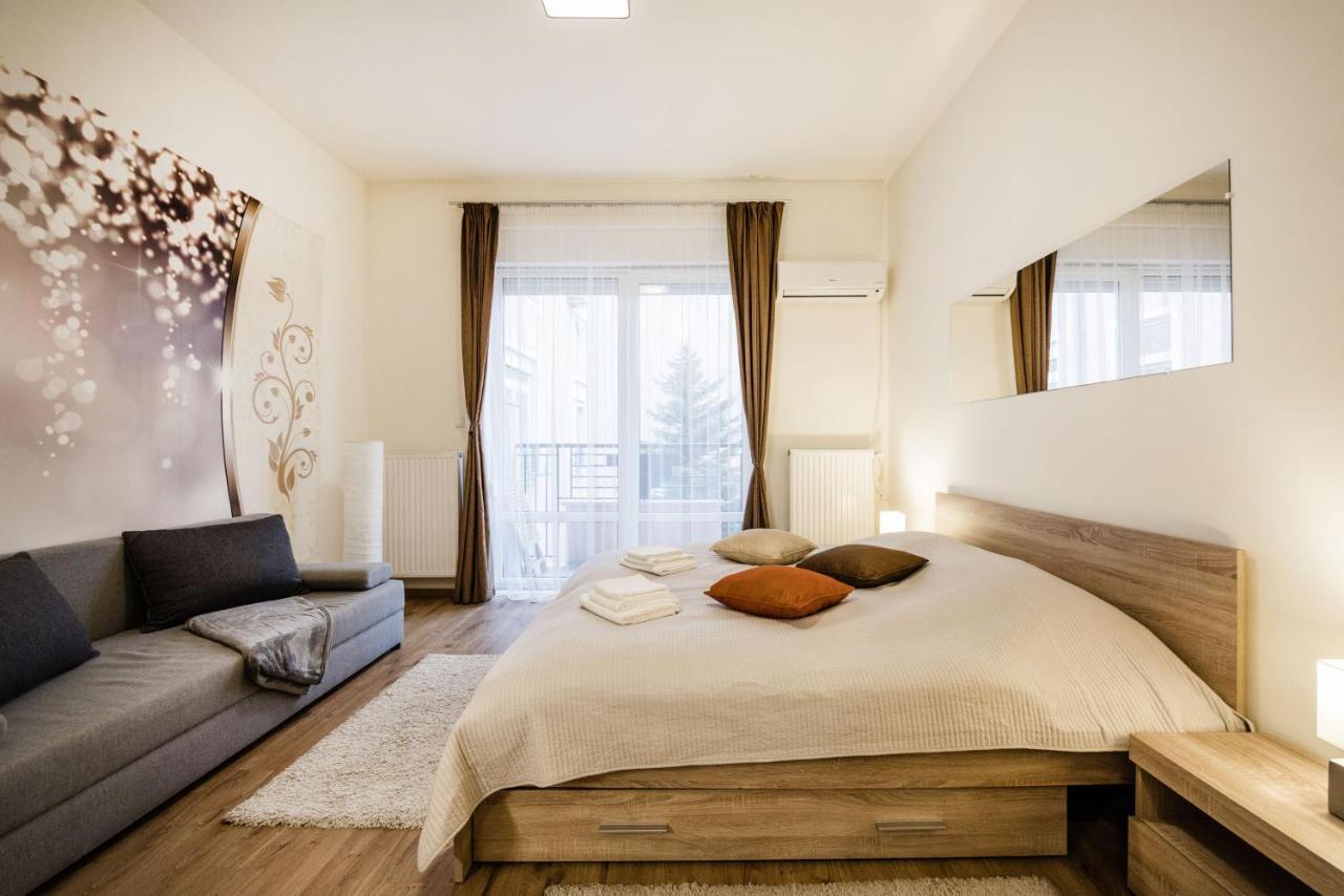 ブダペストDowntown Charm With Balcony And Garden Viewアパートメント エクステリア 写真