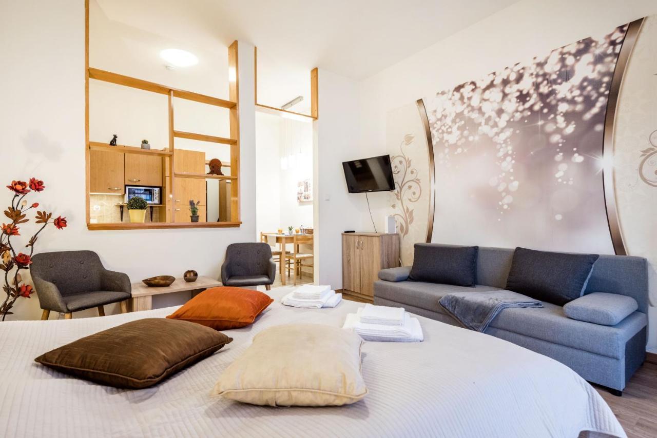 ブダペストDowntown Charm With Balcony And Garden Viewアパートメント エクステリア 写真
